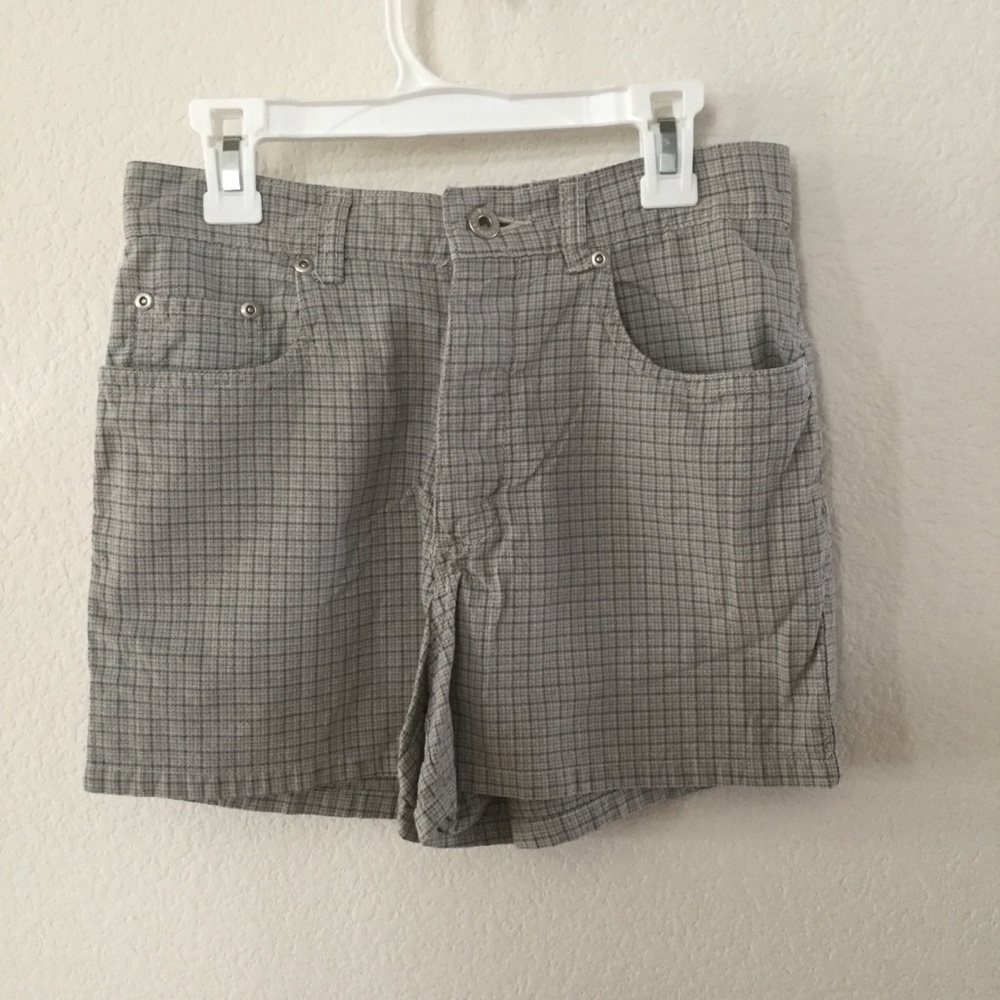Gray plaid comfortable mid thigh shorts (2)
